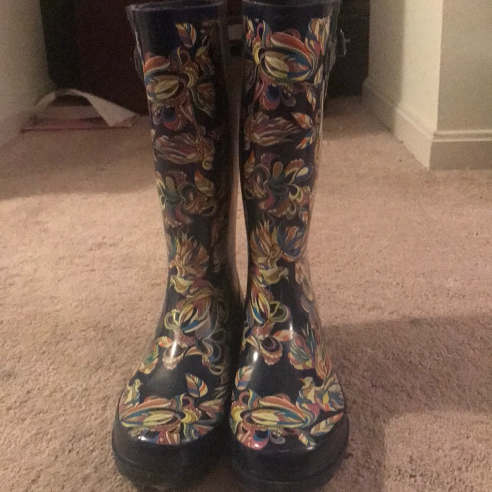 Boots. Adjustable buckle for calf. Size 9